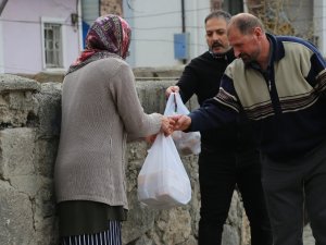 İ̇htiyaç Sahibi Vatandaşlara İftar Yemeği Dağıtılıyor