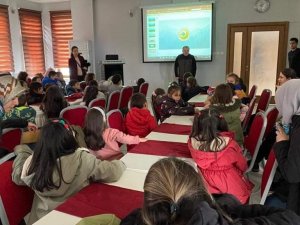 Anaokulu Öğrencileri Derslerini Arazözün Üstünde İşledi