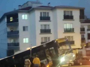 Ankara’da Belediye Otobüsü Çıktığı Yokuşta Asılı Kaldı