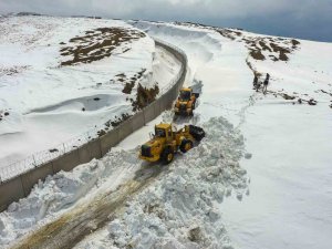 Van Büyükşehir Belediyesi’nden Sınırın Sıfır Noktasında Karla Mücadele Çalışması