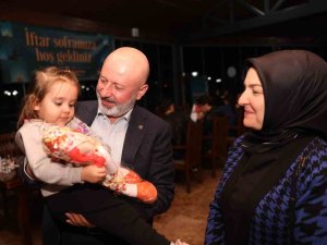Çolakbayrakdar Çifti, İftarı Depremzede Öğrenciler Ve Aileleriyle Açtı