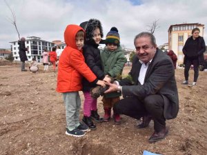 Kreş Öğrencileri Fidanları Toprakla Buluşturdu