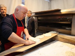 Başkanlığı Bir Kenara Bıraktı: Depremzedeler İçin Ramazan Pidesi Yaptı