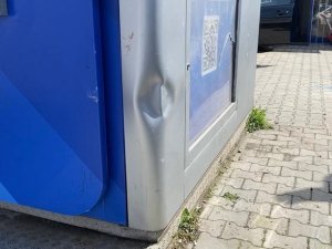 Maltepe’de Kontrolden Çıkan Otomobil Kaldırımdaki Seyyar Satıcıyı Altına Aldı