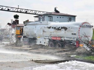 Benzin Yüklü Tanker Devrildi, Karayolu 6 Saat Trafiğe Kapatıldı