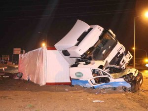 Kırmızı Işıkta Geçip 1 Kişinin Ölümüne Neden Olan Tır Sürücüsü Tutuklandı