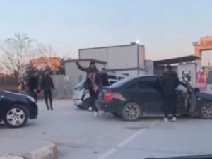 Sultanbeyli’de Uçan Tekmeli Yol Verme Kavgası Kamerada