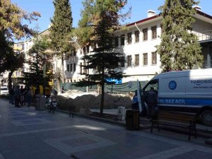 Kepçe Doğalgaz Borusunu Patlattı, Cadde Üzerindeki İşletmeler Boşaltıldı