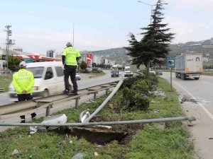 Samsun’da Otomobil Refüje Çarptı: 2 Yaralı