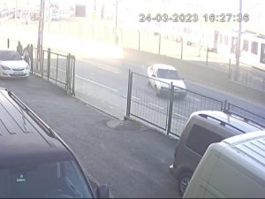 Sultangazi’de Kontrolden Çıkan Otomobil Kaldırımda Yürüyen Öğrencilere Böyle Çarptı