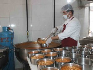 Kızılay Ağrı Şubesi Her Gün 4 Bin Kişiye Sıcak Yemek Ulaştırıyor