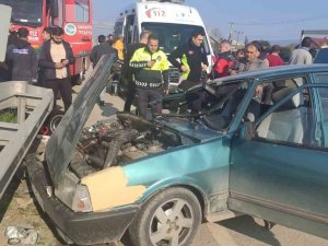 D-100’de Bariyerlere Çarpan Tofaş Kağıt Gibi Ezildi: 2 Yaralı