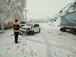 Kar Yağışı Kazaya Neden Oldu, İki Araç Çarpıştı: 2 Yaralı