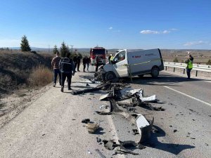 Kütahya’da Minibüs İle Süt Tankeri Çarptı: 1 Ölü, 1 Yaralı