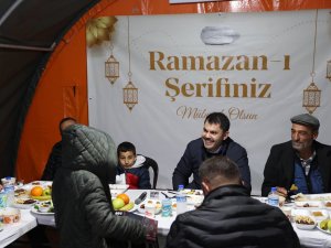 Bakan Kurum, Mehmetçik İ̇ftar Çadırı’nda Depremzedelerle Orucunu Açtı