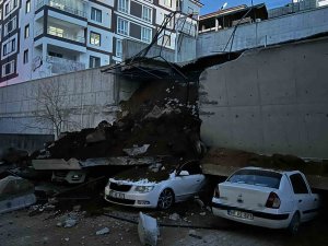 Yozgat’ta İstinat Duvarı Çöktü, 11 Araç Hasar Gördü