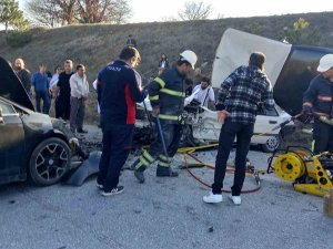 Gediz’de İki Otomobil Kafa Kafaya Çarpıştı: 1 Ölü, 3 Yaralı