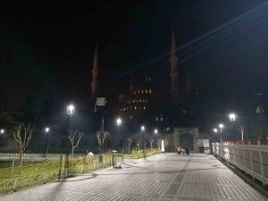Sultanahmet Camii’nde Işıklar Depremde Hayatını Kaybedenler İçin Söndürüldü