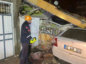 Adıyaman’da Ağır Hasarlı 4 Katlı Bina Çöktü
