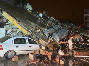 Çöken 4 Katlı Ağır Hasarlı Binada Arama Kurtarma Çalışmaları Başladı