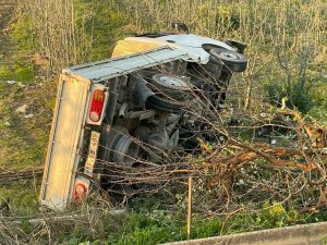 Bursa’da Kontrolden Çıkan Kamyonet Şarampole Uçtu: 2 Yaralı