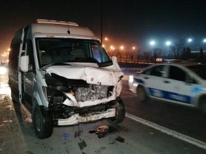 Tem’in Orta Şeridinde Terk Edilen Otomobil Kazaya Sebep Oldu: 4 Yaralı