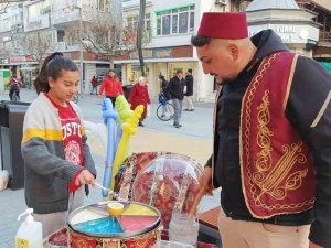 Sokak Sokak Gezip Osmanlı Macunu Satıyor