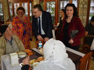 Kaymakam Odabaş, Depremzede Vatandaşlarla İftar Sofrasında Bir Araya Geldi
