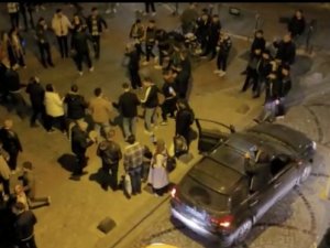 Galata’da “Pes” Dedirten Görüntüler: Hastane Yolunu Kesip Halay Çektiler