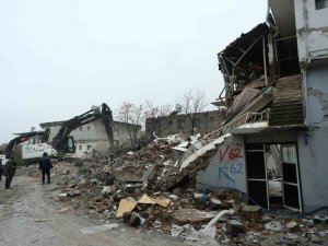 Hatay’da Enkaz Kaldırma Çalışmaları Zorlu Hava Şartlarına Rağmen Devam Ediyor