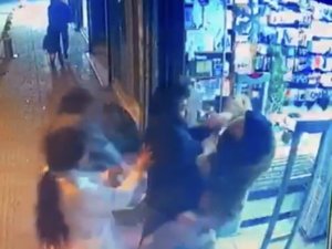 İ̇stanbul’da Kadınların Omuz Atma Kavgası Kamerada