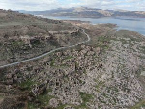 Baraj Kıyısındaki Köy, Sular Çekilince Ortaya Çıktı