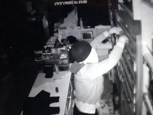 İ̇stanbul’da Tekel Bayii Soygunu Kamerada: Alarm Çalınca Apar Topar Kaçtılar