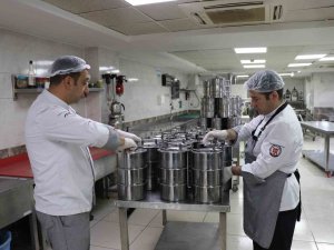 Sıcak Yemekler İftar Öncesi Hanelere Ulaştırılıyor
