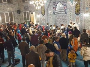 Teravih Namazına Katılan Çocuklar Hediyelerle Seviniyor