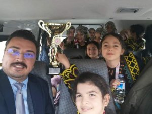 Tomarza Zekiye Canpolat İ̇lkokulu Folklor Yarışmasında Birinci Oldu