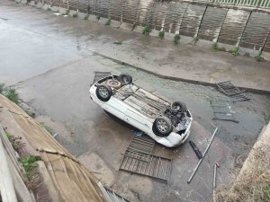 Sancaktepe’de Araç Demir Korkulukları Aşıp Dereye Uçtu: 2 Yaralı