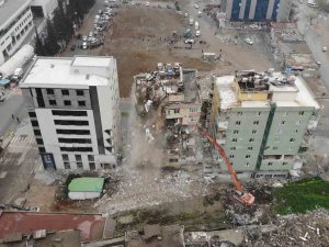 Kahramanmaraş’ta 8 Katlı Binanın Kontrollü Yıkımı Kamerada