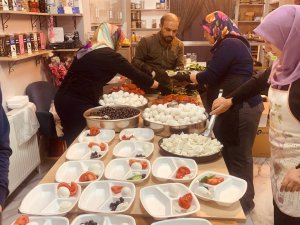 Kadınlar Depremzedeler İçin Sarma Ve Dolma Yaptı