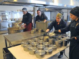 Samsun’da İhtiyaç Sahiplerine İftarlık Yemek İkram Ediliyor