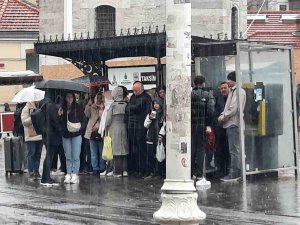 Taksim’de Aniden Başlayan Yağmura Vatandaşlar Hazırlıksız Yakalandı