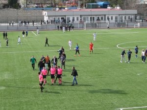 Yenilen Takımın Yöneticileri Hakeme Saldırdı