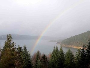 Abant Gölü’nde Yağmur Sonrası Çıkan Gökkuşağı Mest Etti