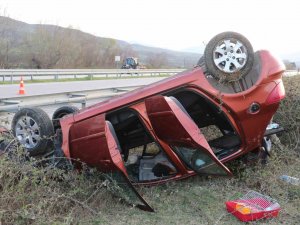 Amasya’da Otomobil Bariyere Çarparak Takla Attı: 4 Yaralı