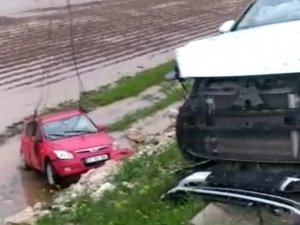 Şanlıurfa’da Yollar Göle Döndü, Köy Yolları Kapandı