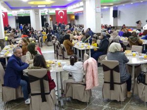 Yüksekova’da Depremzede Ailelere İftar Yemeği