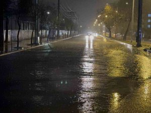 Elazığ’da Sağanak Etkili Oldu, Yollar Göle Döndü