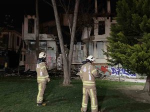 Fatih’te 4 Ay Önce Yanan Tarihi Metruk Bina Kısmen Çöktü