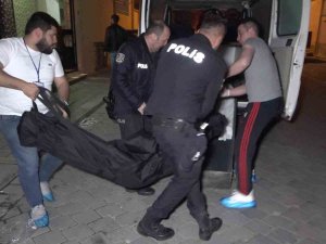 Kocasını Göğsünden Ve Karnından Bıçaklayarak Öldürdü