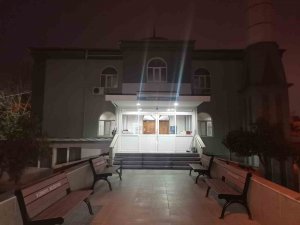 Kapıya Siper Oldu, Cemaati Camiye Sokmadı: O Anlar Kamerada
